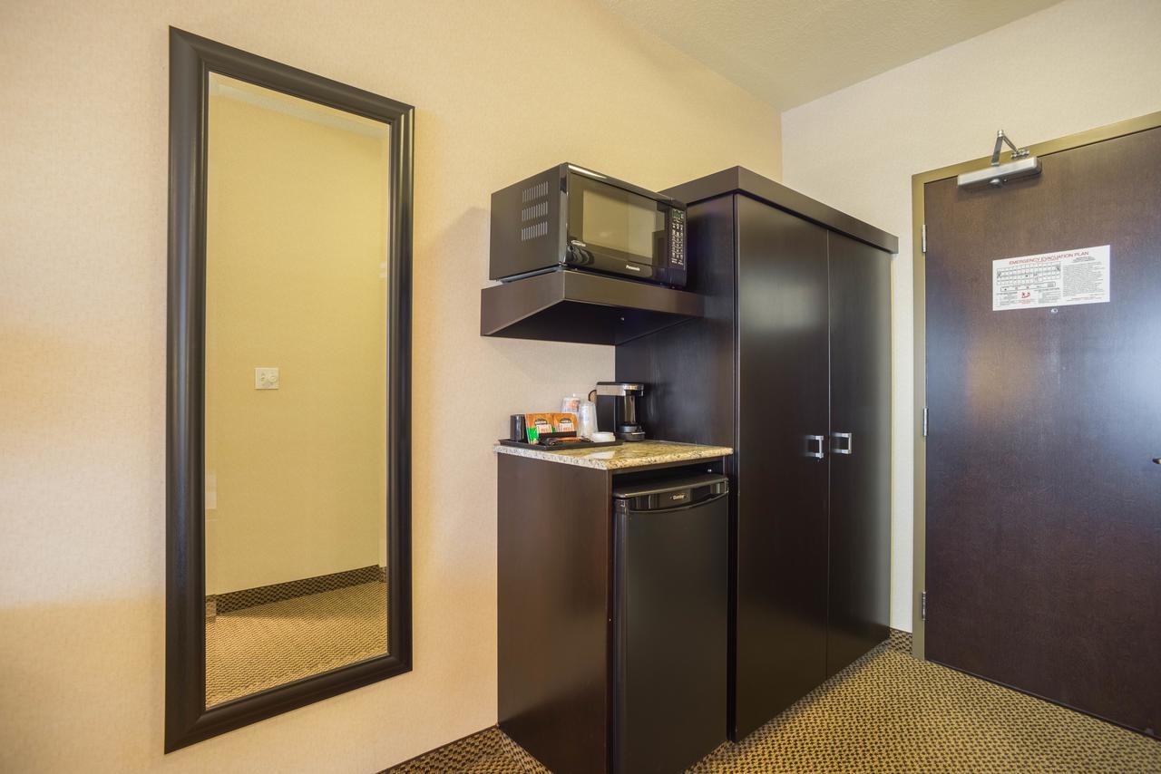 Best Western Wainwright Inn & Suites Buitenkant foto